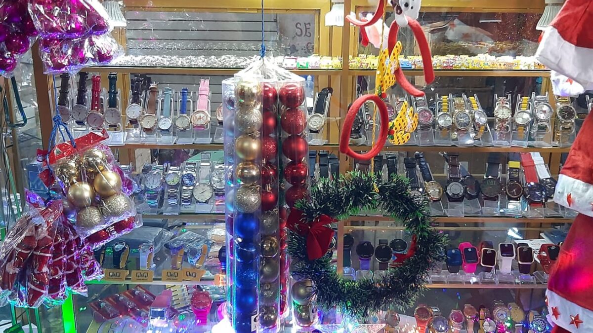 Comerciantes del mercado Israel Lewites con descuentos para artículos navideños