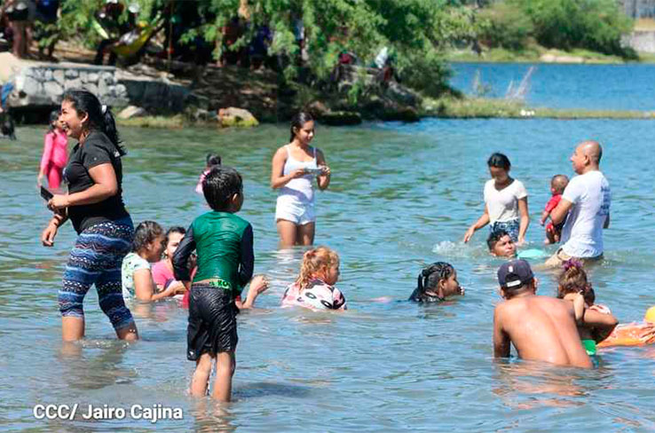 Familias se divierten sanamente en las aguas de Xiloá
