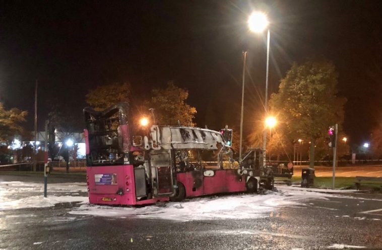 Hombres armados incendian y secuestran un autobús en Irlanda del Norte