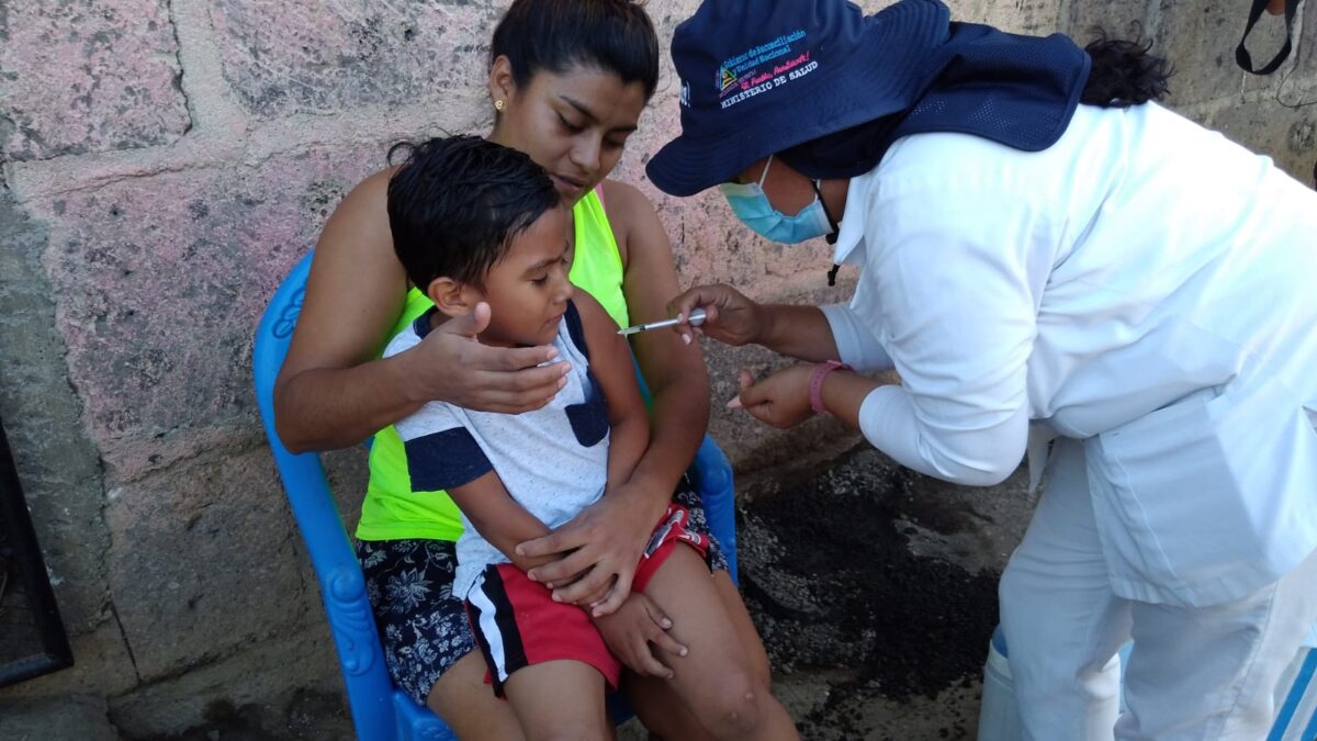 Nicaragüenses acuden voluntariamente a vacunarse contra la Covid-19