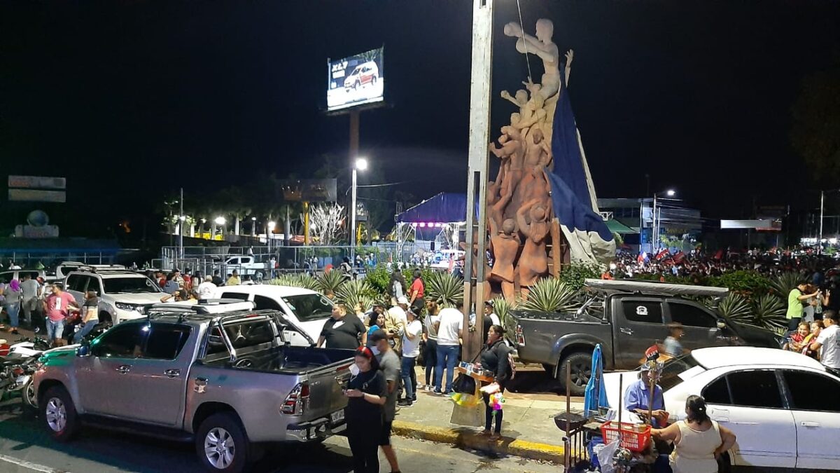 Nicaragüenses a espera de resultados preliminares desde la Plaza de las Victorias