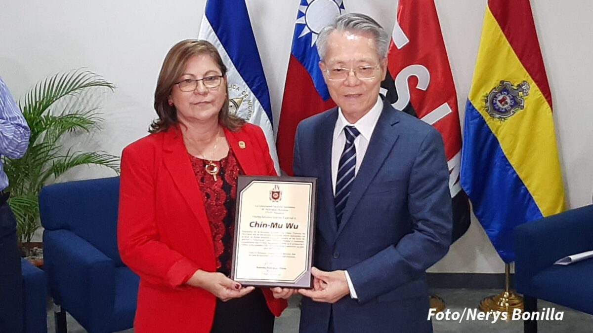 Universitarios reconocen labor diplomática del embajador de Taiwán en Nicaragua