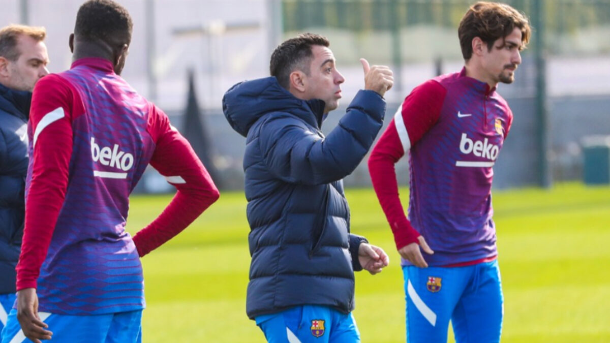 Xavi Hernández dirige su primer entrenamiento con el Barcelona