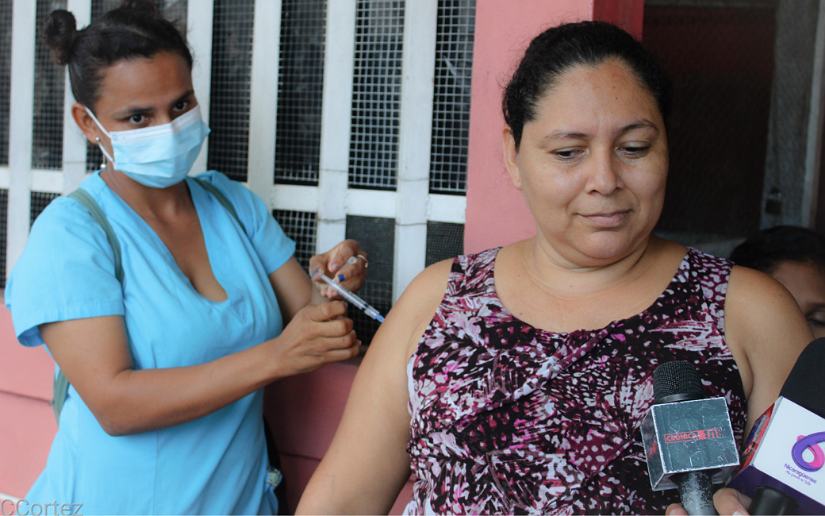 Vacunan a familias contra la Covid-19 en la comunidad Elías Saavedra de Tipitapa