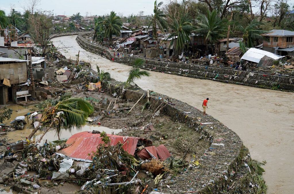 Al menos dos personas murieron por el tifón Rai en Filipinas