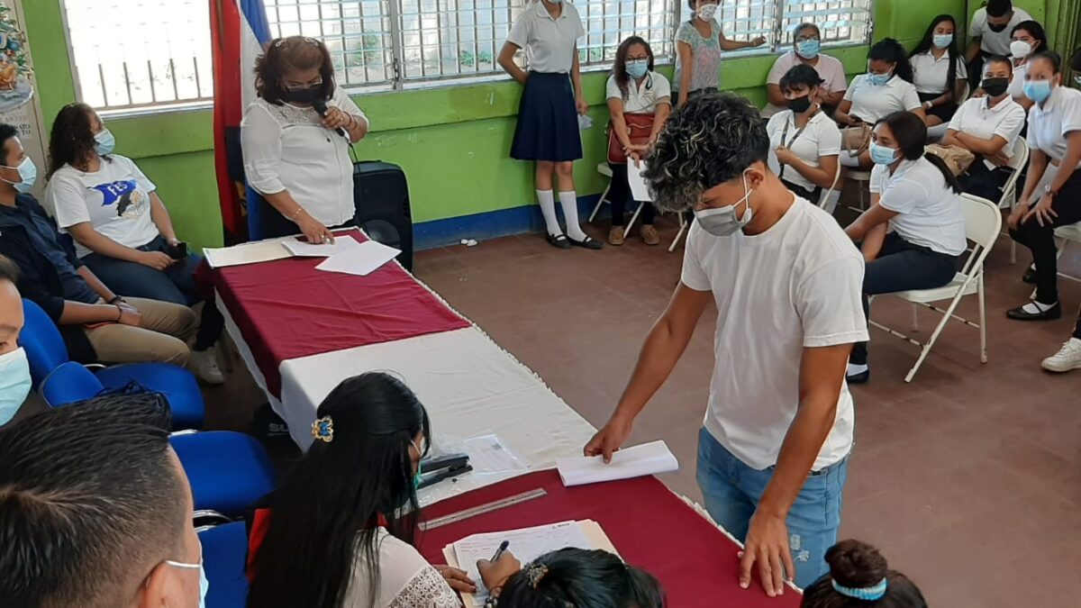 Más bachilleres reciben bono económico en Managua