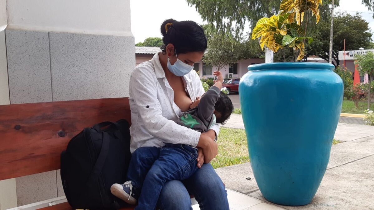Mujeres donan leche materna en Hospital Bertha Calderón