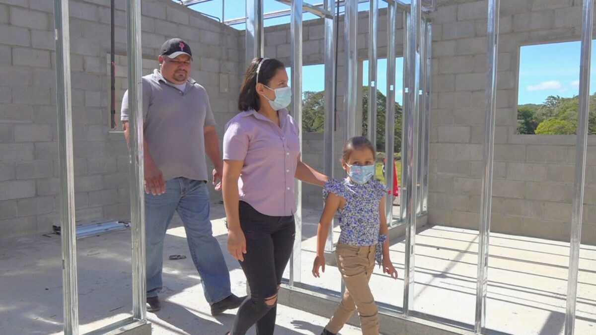 Familia estrenará casa nueva en urbanización de Boaco