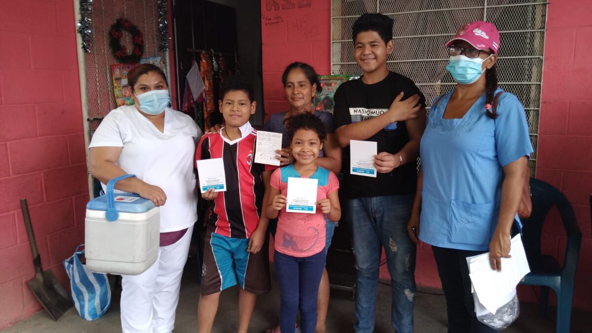 Habitantes del barrio Villa Guadalupe son vacunados contra la Covid-19