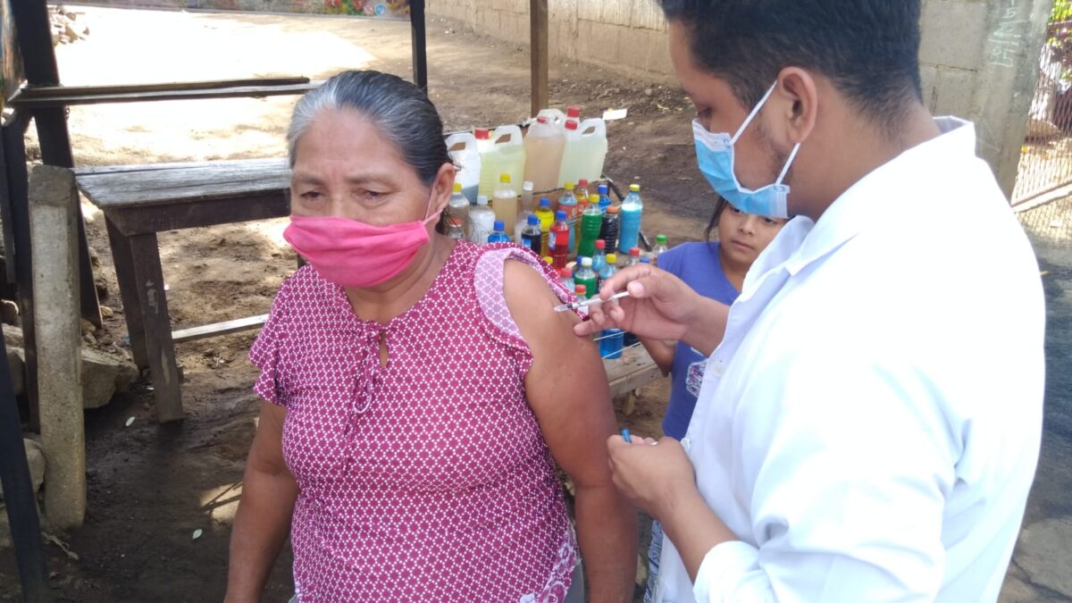 Exitosa vacunación voluntaria se realiza en la comarca Esquipulas