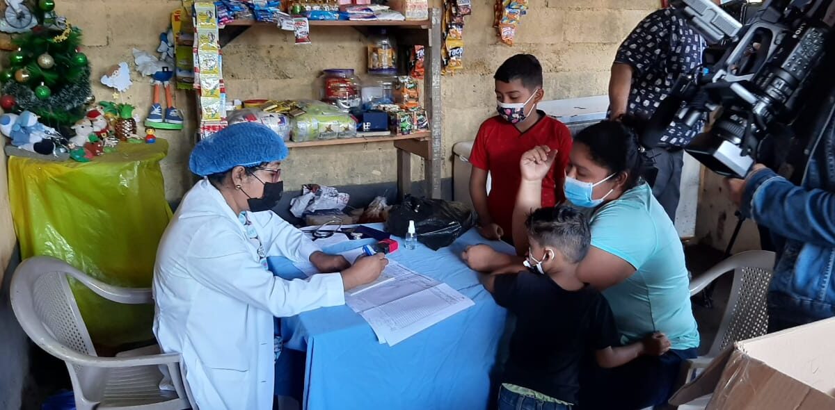 Pobladores del barrio Mirna Ugarte reciben atención médica comunitaria