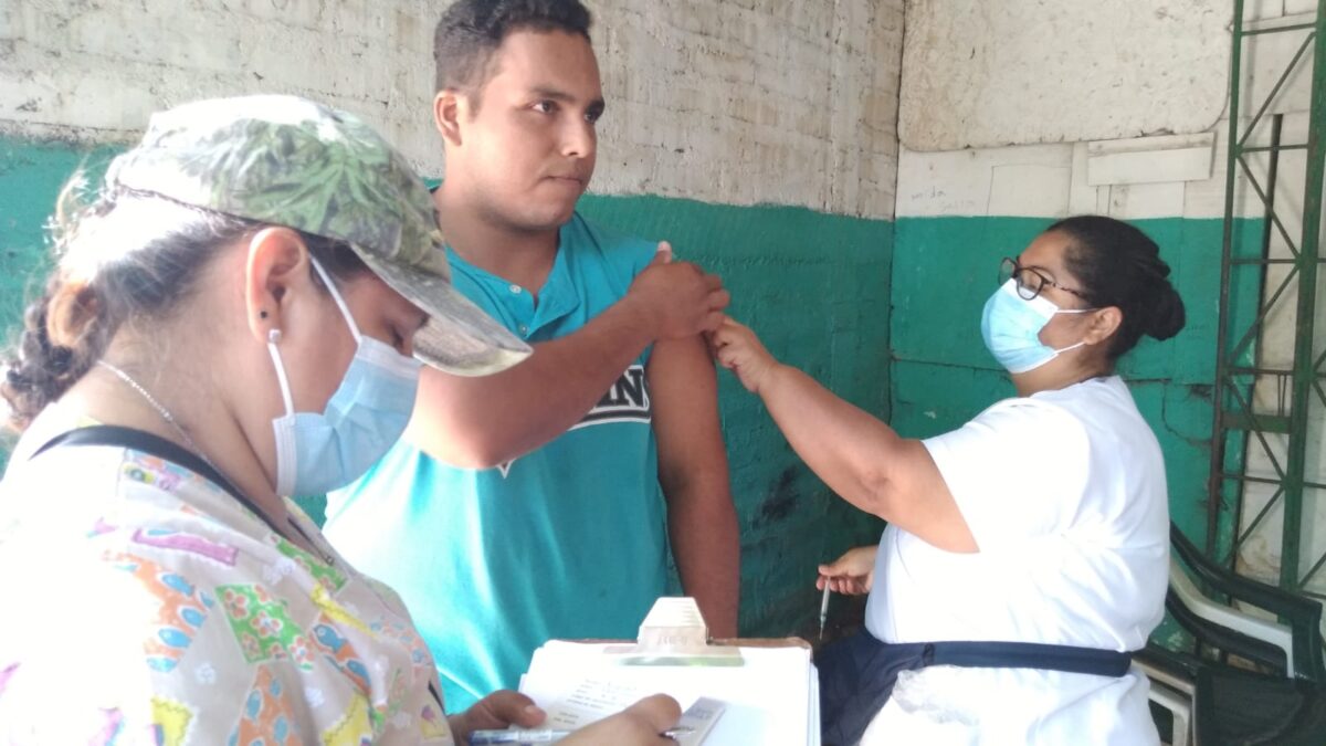 Familias de Managua aprovechan vacunacion contra la Covid-19