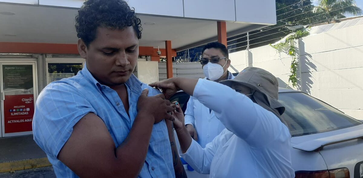 Pobladores del barrio Motastepe reciben vacunas contra la Covid-19