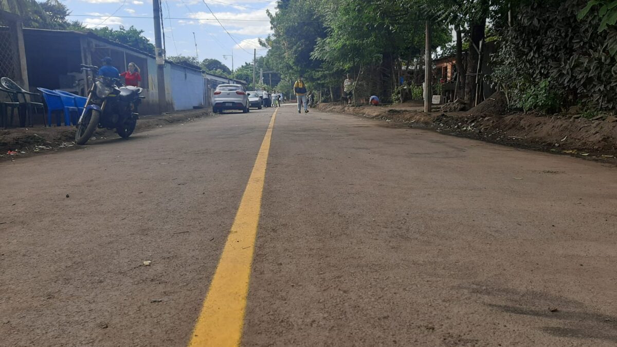 ALMA entrega calles asfaltadas a familias de Sábana Grande