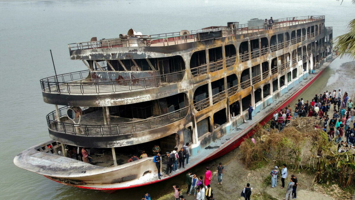 Bangladés: incendio en ferry causa al menos 38 fallecidos