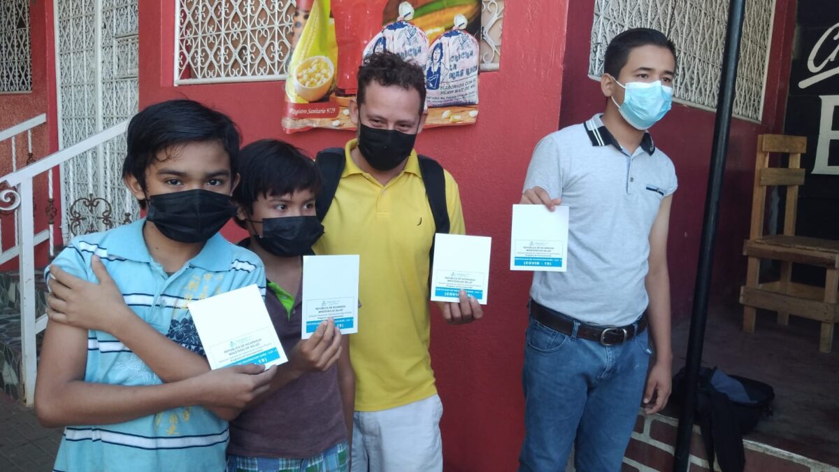 Habitantes del Barrio San Cristóbal se vacunan contra la Covid-19