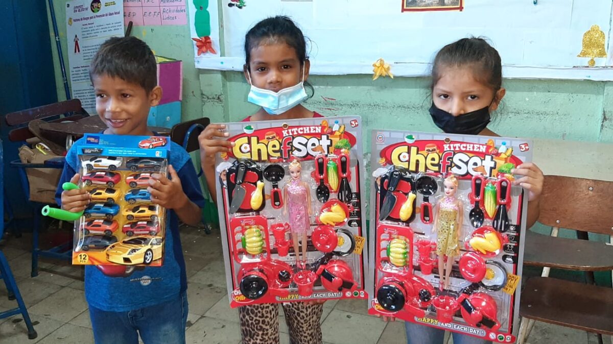 Estudiantes del colegio Modesto Bejarano reciben juguetes esta navidad