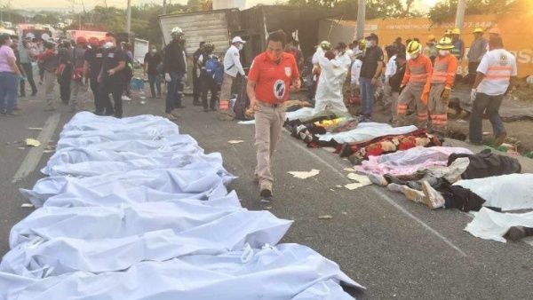 Mueren 55 migrantes en accidente en el sur de México