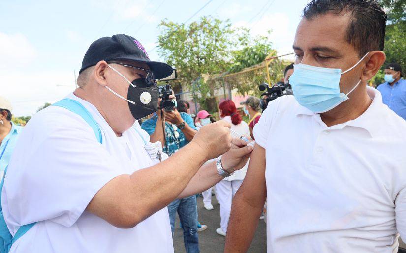 Vacunan contra la Covid-19 a los habitantes del barrio Naciones Unidas