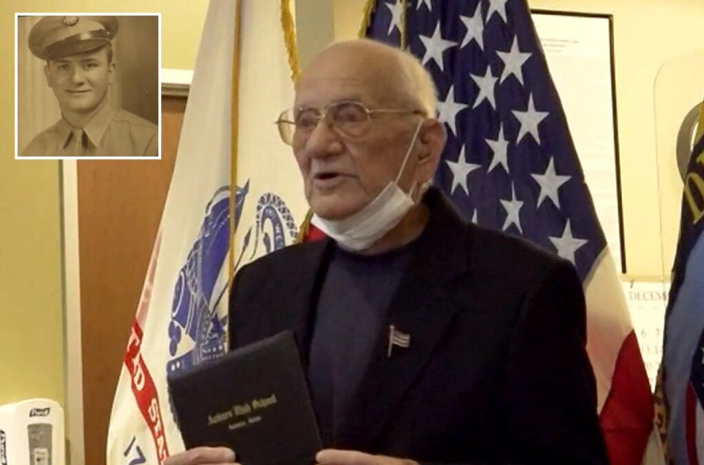 Soldado veterano se gradúa de secundaria a sus 98 años de edad