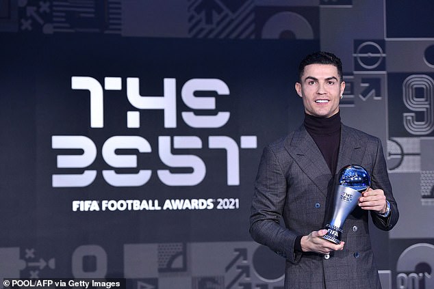 Cristiano recibe el premio «The Best» por récord de goles con su selección