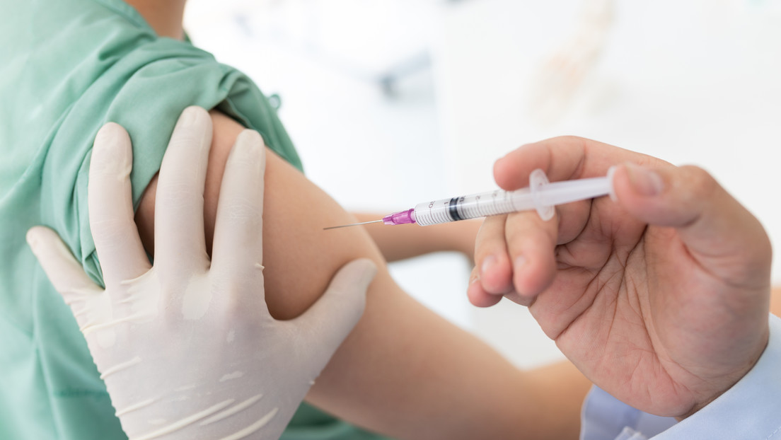 Nueva York: detienen a mujer por vacunar a joven de manera ilícita