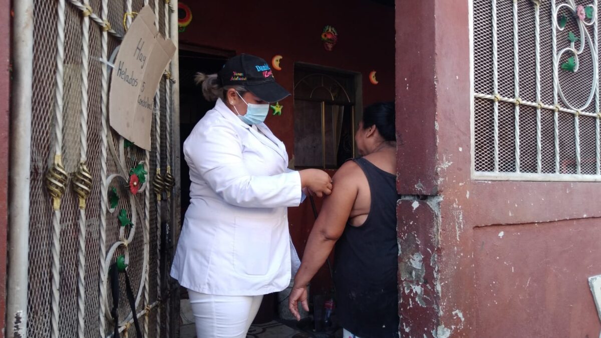 Habitantes del barrio Santo Domingo se vacunan contra la Covid-19