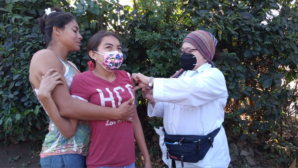 Pobladores del barrio San Ignacio se vacunan contra la Covid-19
