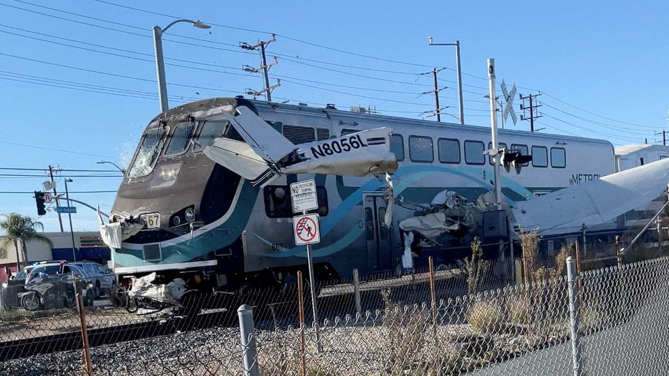 Un avión se estrellarse en las vías de un tren en California