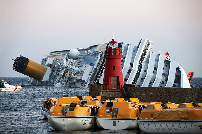 Barco choca contra un petrolero en el mar en las costas de Países Bajos