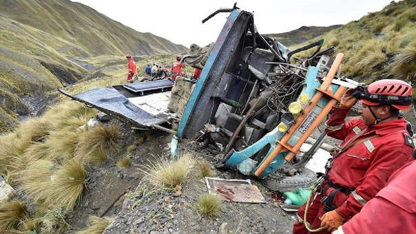 Bolivia: autobús cae por un barranco y deja 11 muertos y varios heridos