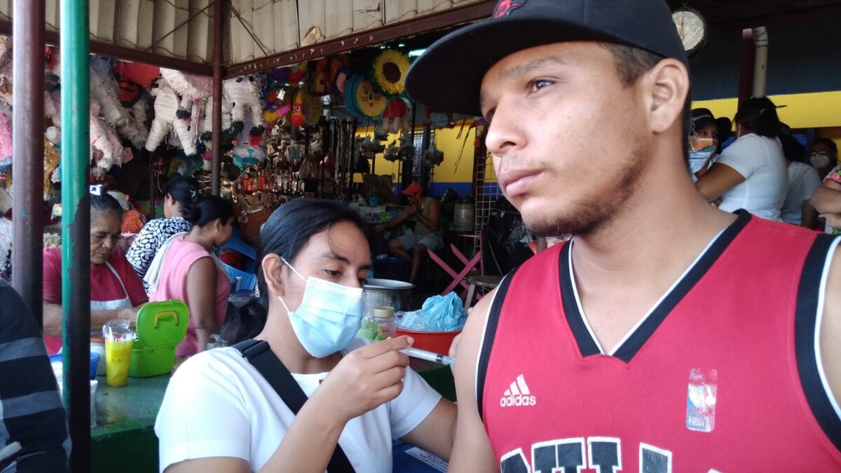 Brigadistas vacunan contra la Covid-19 a comerciantes del mercado de Ciudad Sandino