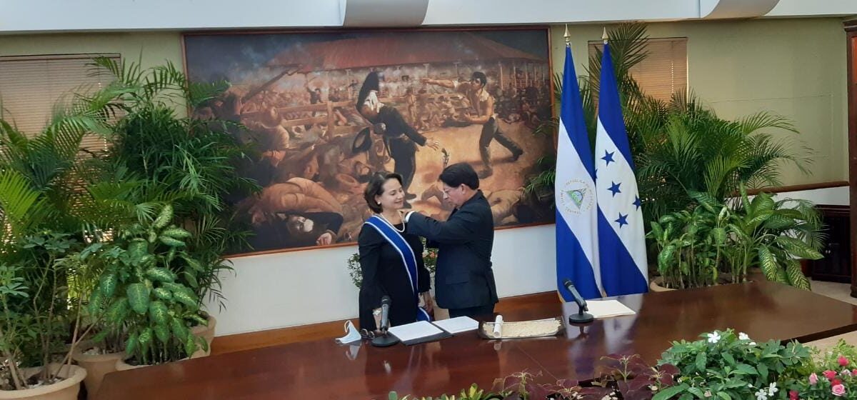 Condecoran a embajadora de Honduras en Nicaragua