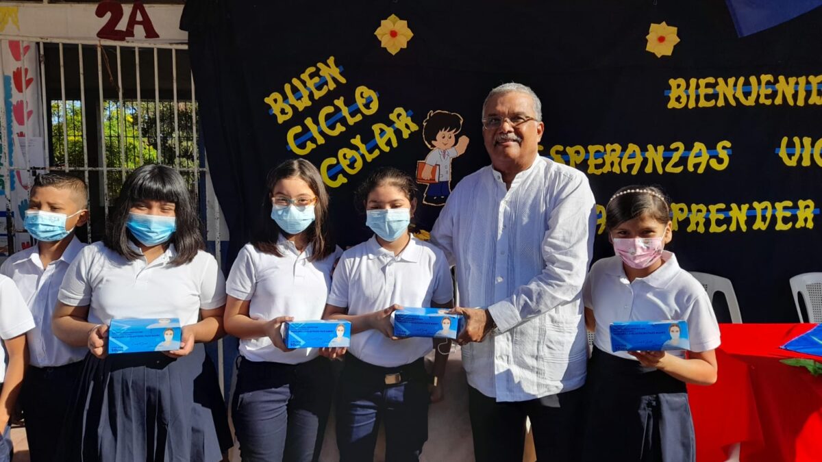 Escuela República de Panamá recibe donación del embajador de dicho país