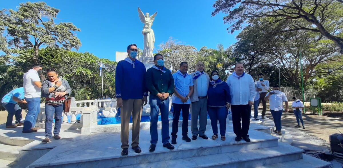 Rinde homenaje a Rubén Darío en el monumento del parque central de Managua