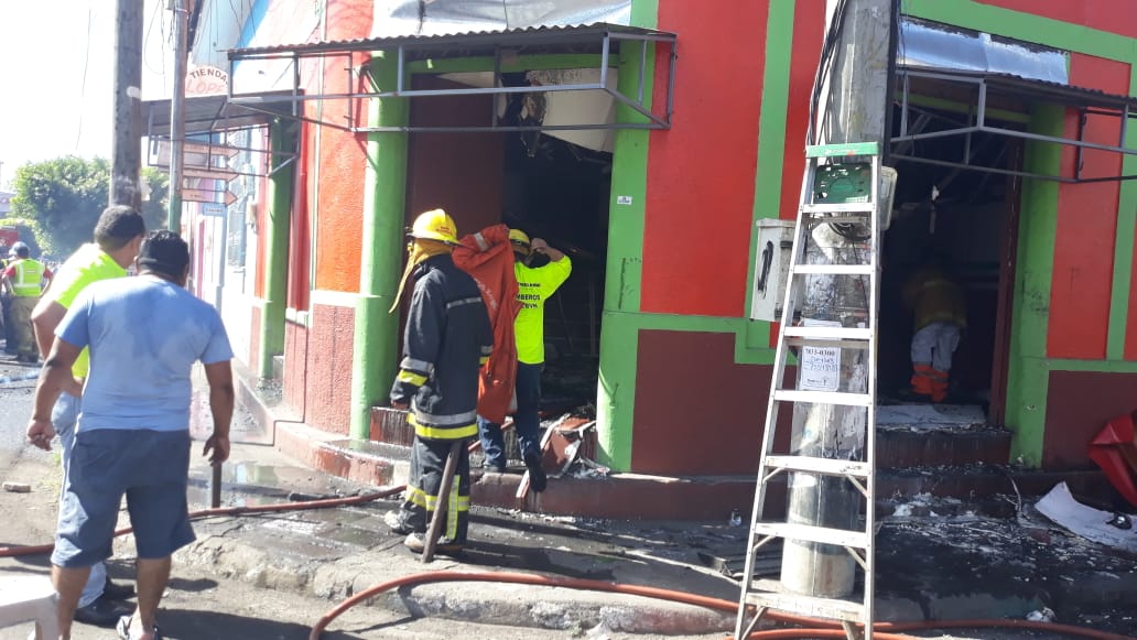 Voraz incendio arrasa con al menos cinco viviendas en Chinandega