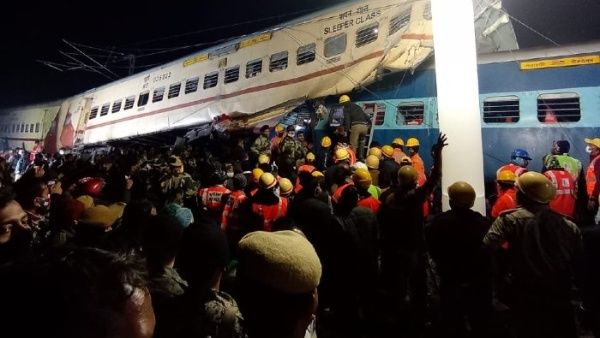 India: un tren se descarrila y deja al menos tres fallecidos