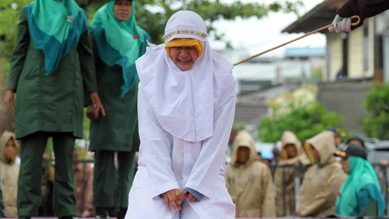 Una mujer recibe 100 latigazos por cometer adulterio en Indonesia
