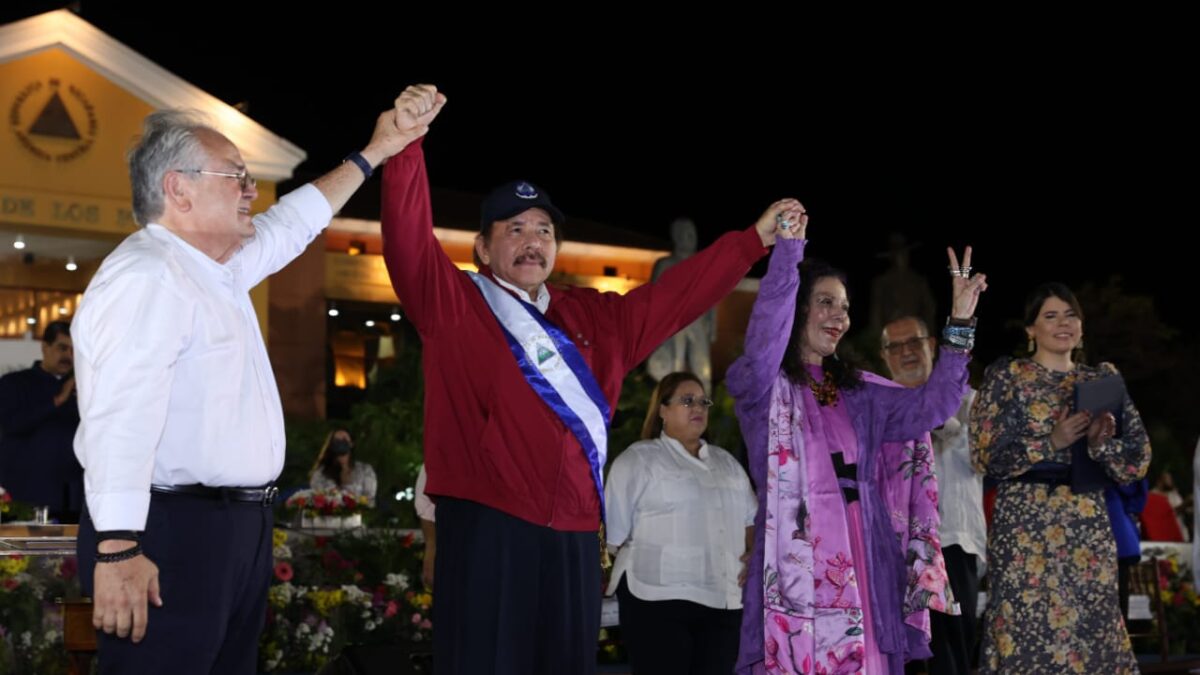 Presidente Ortega y Vicepresidenta Murillo son juramentados en sus cargos por 5 años más