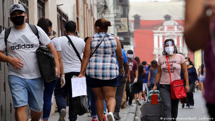Perú suspende toque de queda tras restricciones por el coronavirus