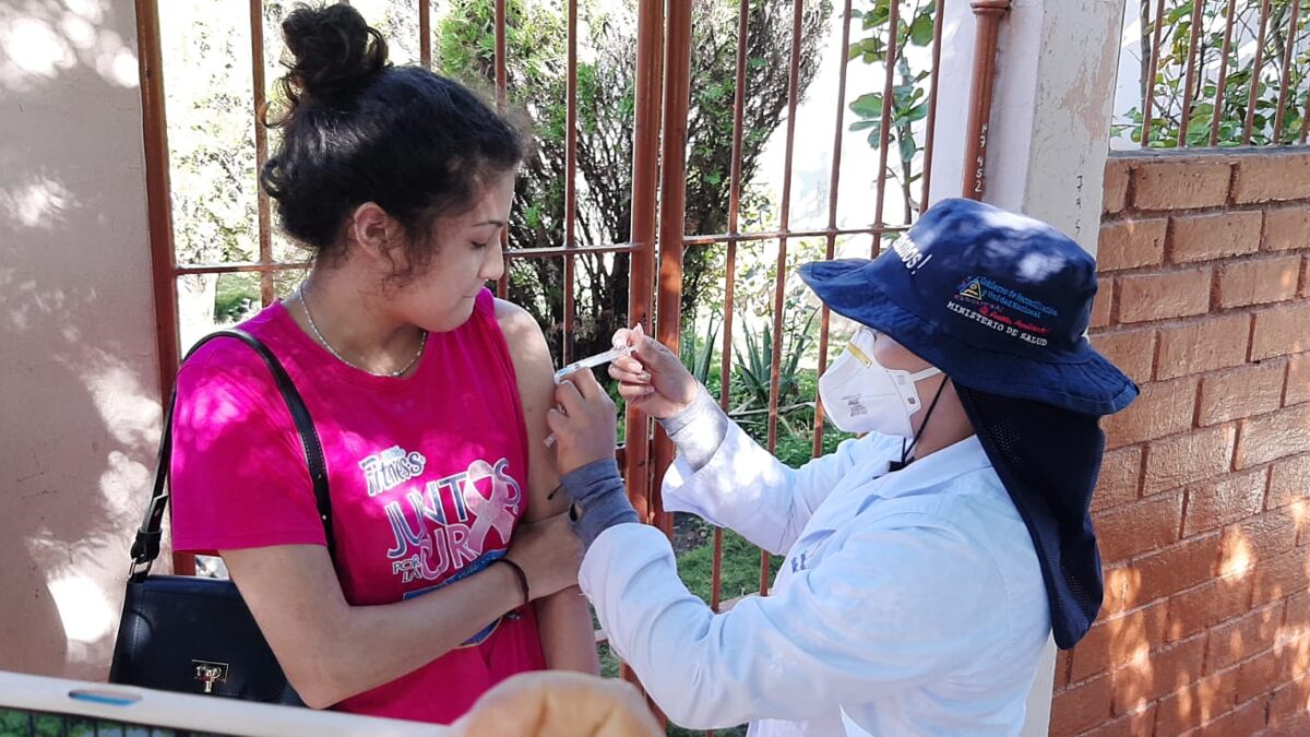 Vacunan contra la Covid-19 a familias del barrio Alfredo Silva en Managua