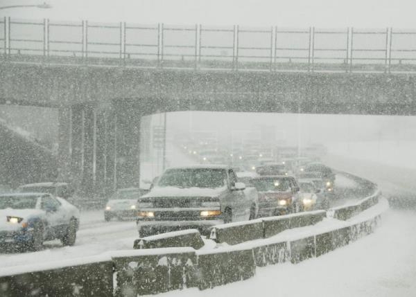 Tormenta de nieve paraliza numerosos vuelos en el este de EE. UU.