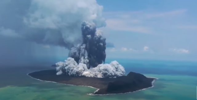 Tsunami golpea a Japón luego de la erupción del volcán en Tonga