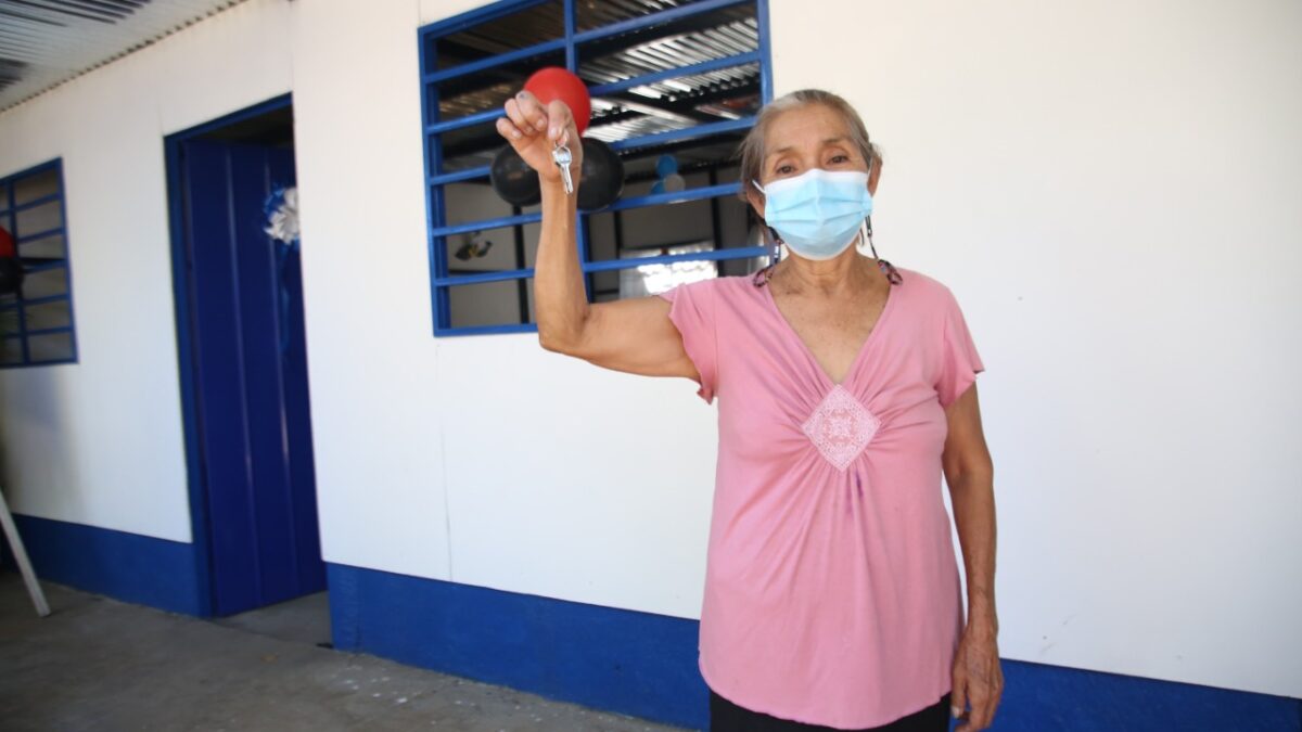 Entregan vivienda a persona de la tercera edad en Managua