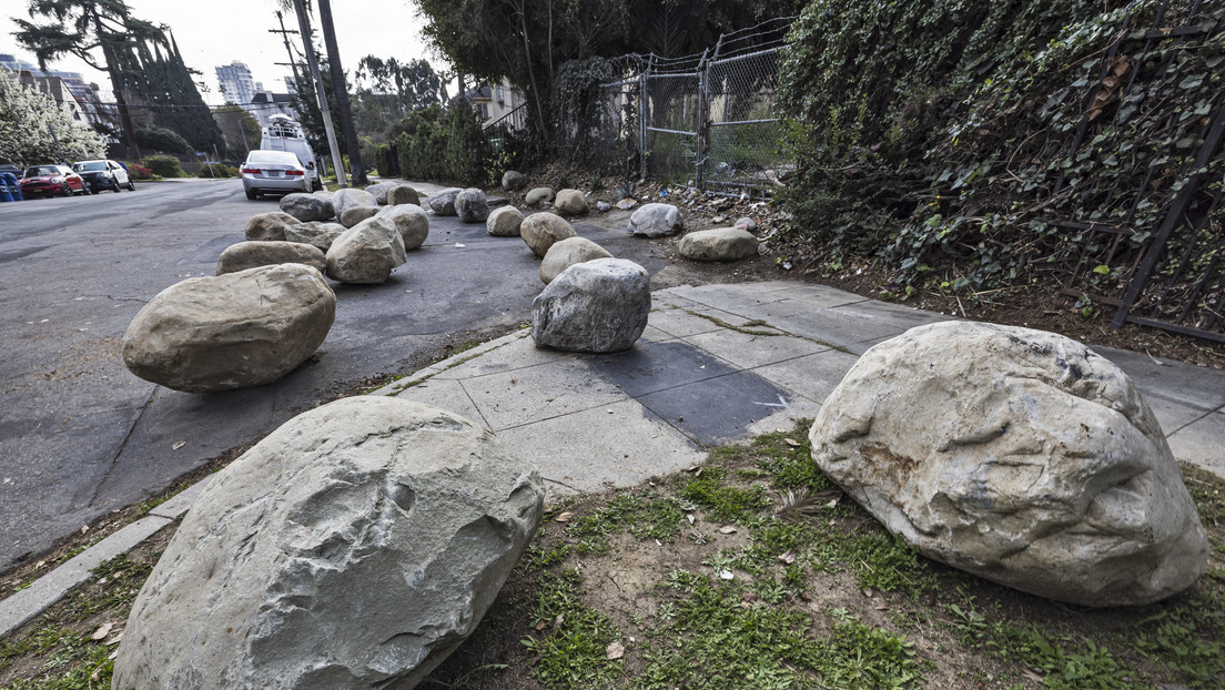 Aparecen grandes rocas en una zona de Los Ángeles, Estados Unidos