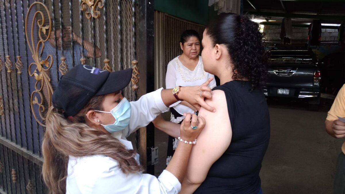 Brigadistas de salud vacunan contra la Covid-19 a los habitantes de Esquipulas
