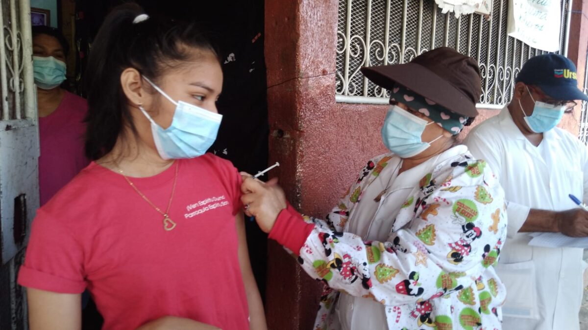 Brigadistas acercan las vacunas contra la Covid-19 a los habitantes de El Edén