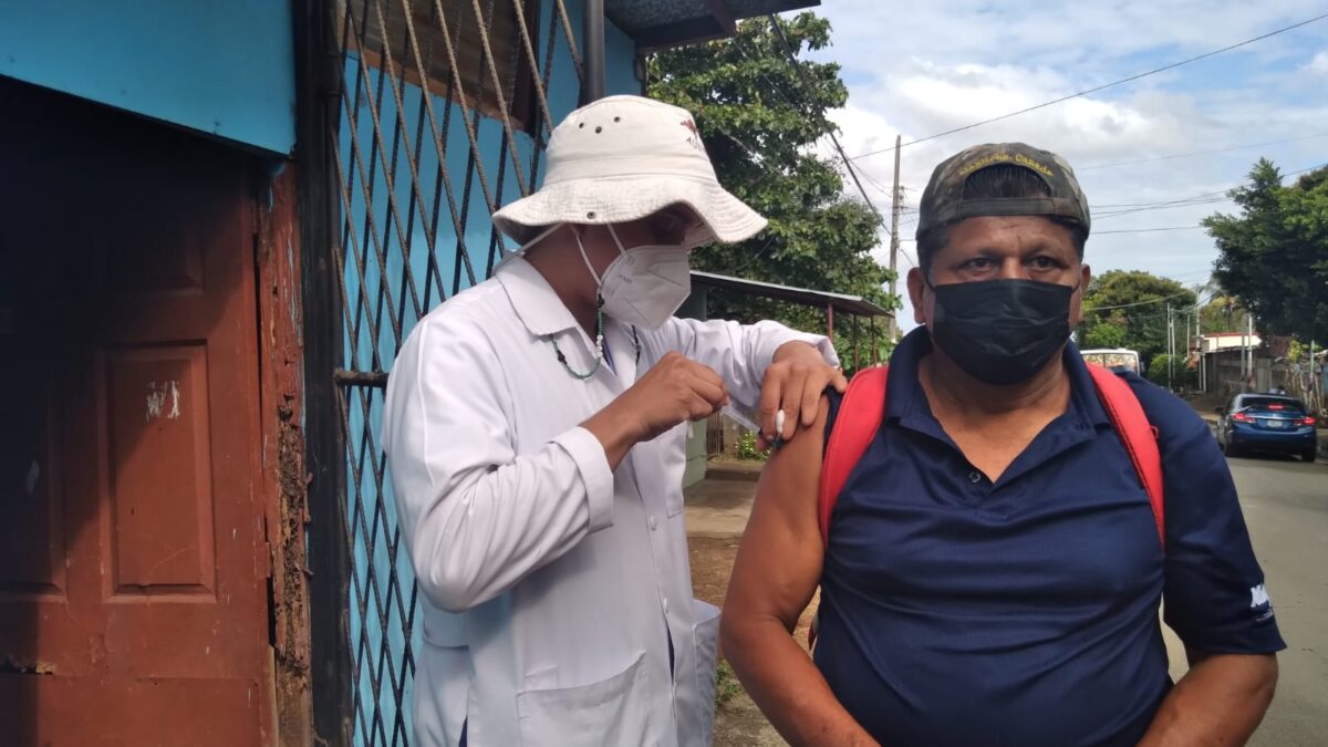 Habitantes del Barrio Camilo Ortega aprovechan jornada de vacunación