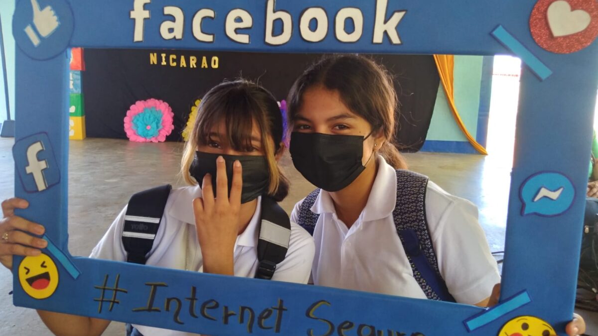 Estudiantes conmemoran el Día Internacional del Internet Seguro