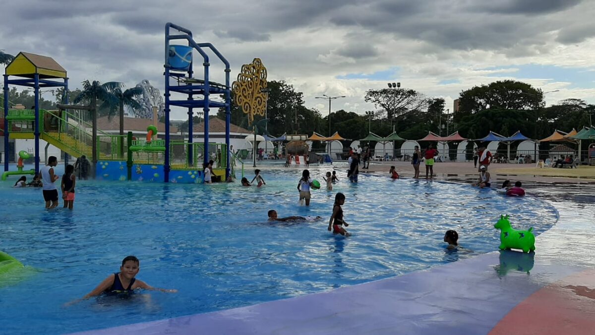 Familias deciden pasarla bien en el Parque Acuático de Managua